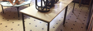 image table et chaise dans une école